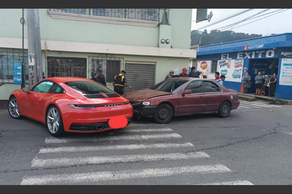 El conductor de un vehículo no respetó la luz roja del semáforo y colisionó con un Porsche. (Foto: PMT Santa Catarina Pinula)