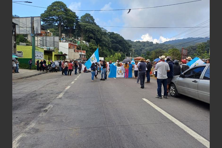 Manifestantes bloquean el ingreso a la Ciudad Colonial de la Antigua Guatemala. (Foto: RRSS)