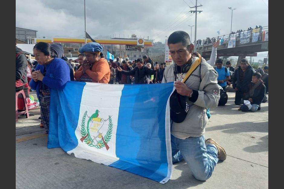 Con una bandera de Guatemala y una oración, continúa la manifestación en Cuatro Caminos, Totonicapán . (Foto: Hugo Balux)