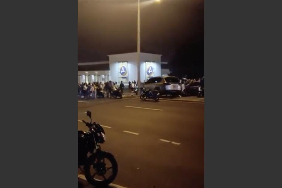 El piloto de una camioneta se abalanzó contra manifestantes en Cayalá, zona 16. (Foto: Captura de video)