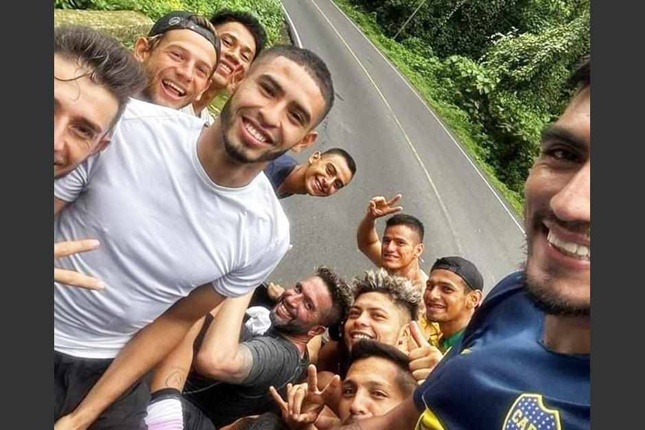 Con una gran sonrisa, los jugadores del Guastatoya mostraron su travesía caminando hacia Quetzaltenango. (Foto: Camino al Vestuario)