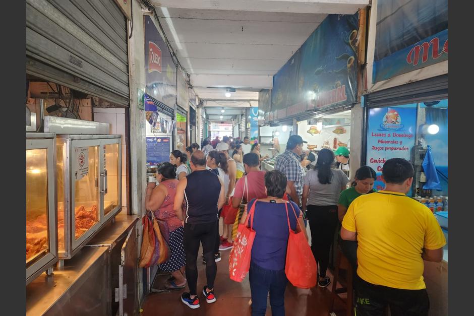 Mercados son abarrotados por personas que tratan de abastecerse. (Foto: Dulce Rivera/Soy502)