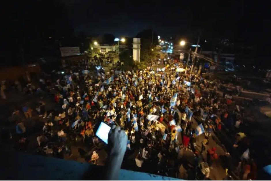 Cientos de personas bloquearon la Calzada San Juan. (Foto: La Red)