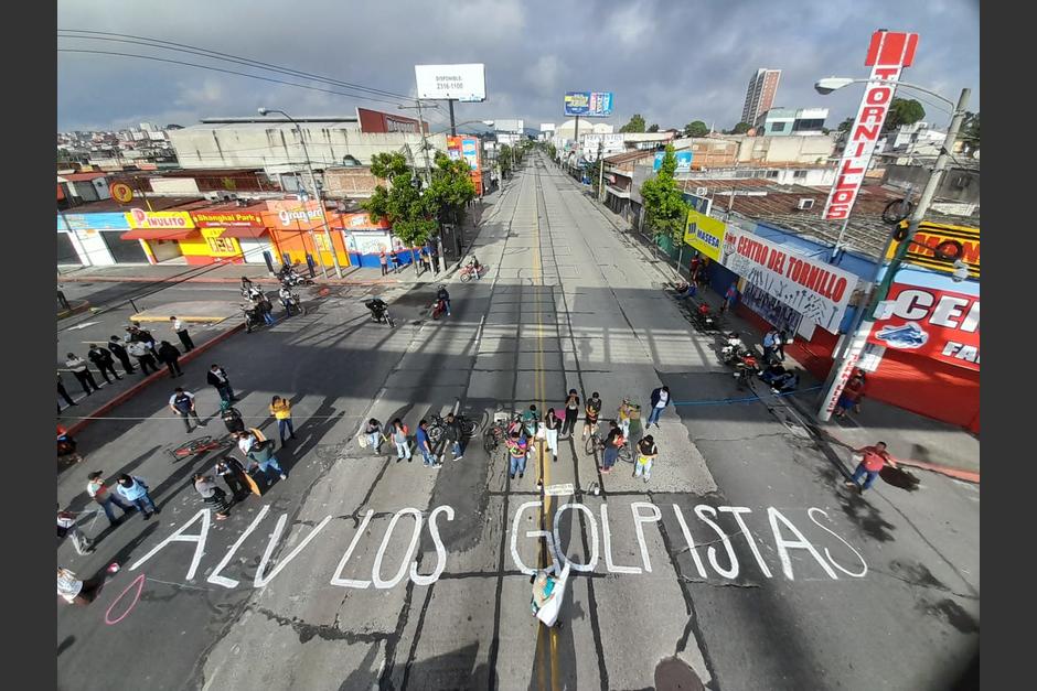 Vecinos de zona 6 bloquearon el paso en la Calle Martí. (Foto: Sandra San Sebastian)