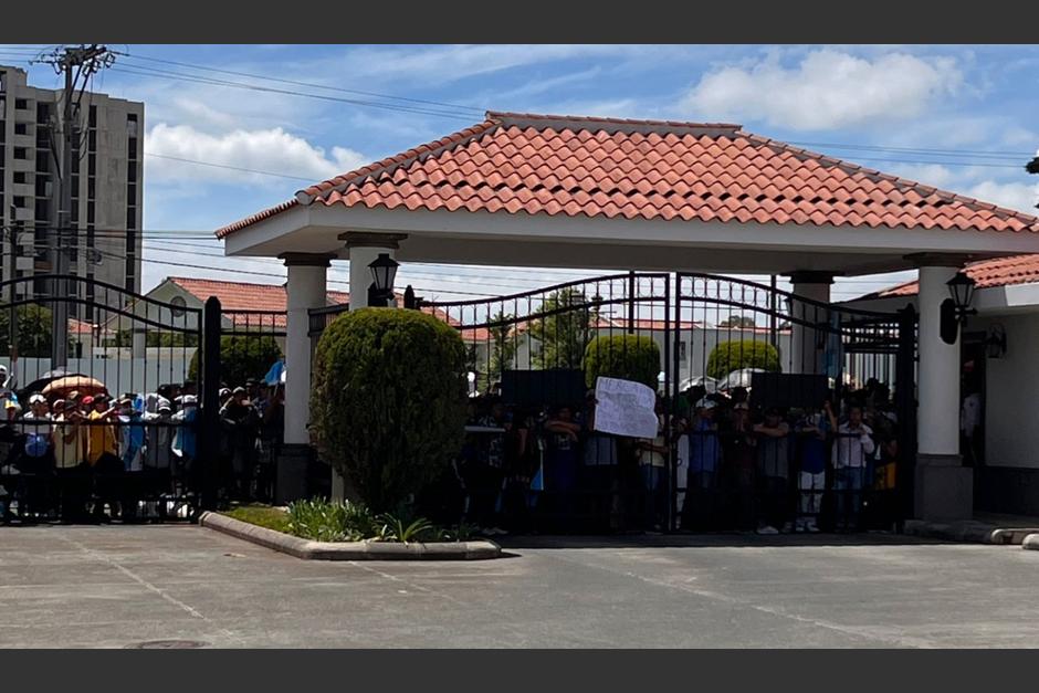 Manifestantes llegan a supuesta casa de Consuelo Porras para exigir su renuncia. (Foto: redes sociales)&nbsp;