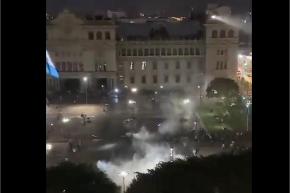 Lanzan gas lacrimógeno contra manifestantes en la Plaza de la Constitución. (Foto: Captura de video)