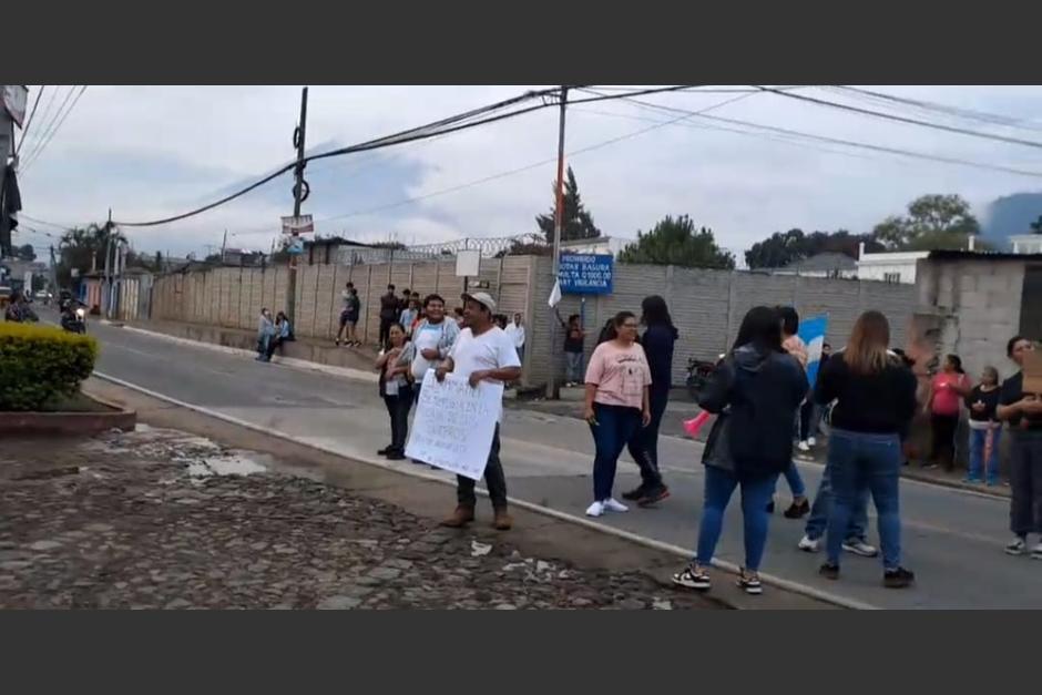Vecinos de Sacatepéquez realizan manifestación frente al condominio donde viven padres de Miguel Martínez. (Foto: Cortesía/Soy502)