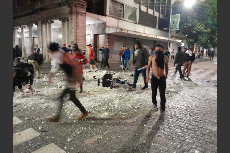 Grupos de supuestos infiltrados provocan caos en el Centro Histórico. (Foto: Sandra Sebastián/Soy502)