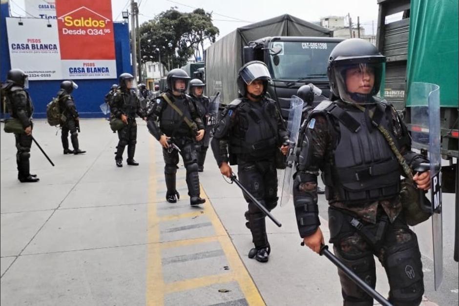 Los militares están equipados con bastones, cascos y coraza protectora, pero no llevan gas lacrimógeno, según las autoridades. (Foto: Ejército de Guatemala)