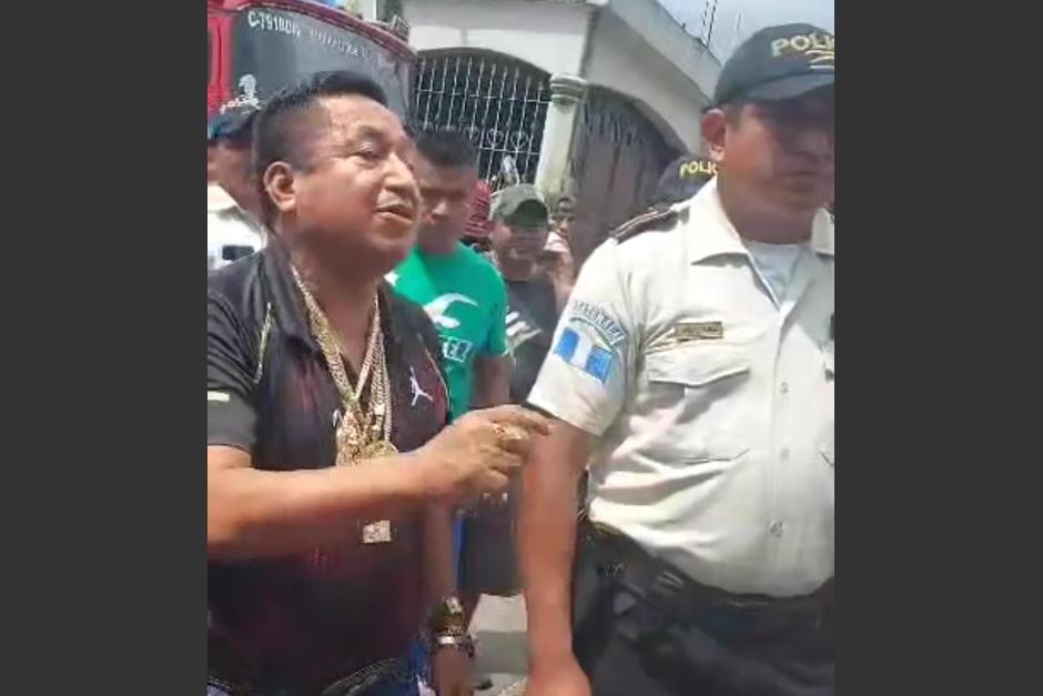 El alcalde Diego Lux protagonizó un enfrentamiento con manifestantes en Pueblo Nuevo, Suchitepéquez. (Foto: Captura de pantalla)