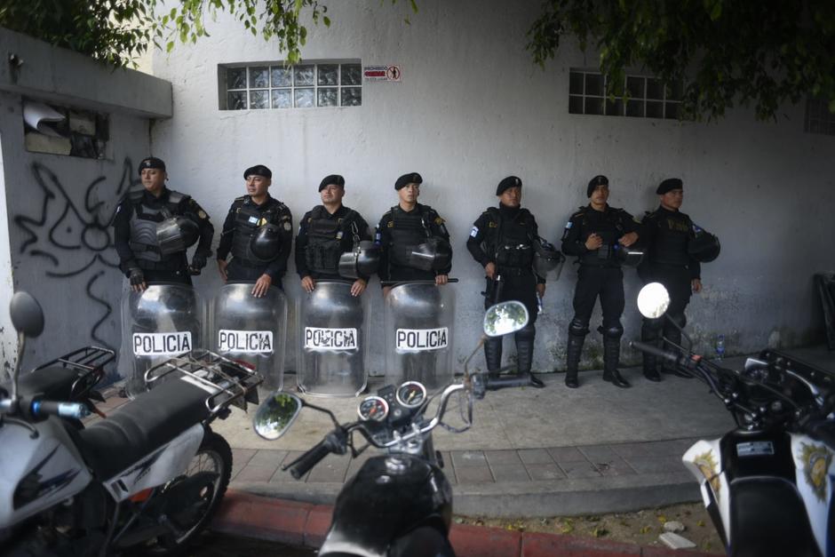 La PNC se prepara para el uso de la fuerza pública para retirar a los manifestantes de las vías principales y en la ciudad de Guatemala. (Foto: Wilder López/Soy502)