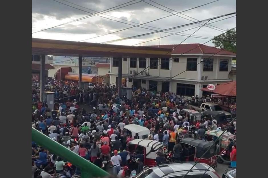 Decenas de personas se encuentran desesperadas por adquirir un galón de combustible en Retalhuleu. (Foto: Facebook/Noticias Ademar)