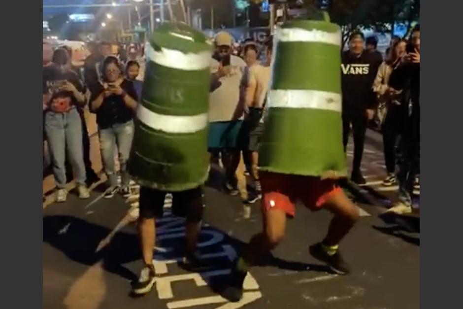 El metraje se hace rápidamente viral por la curiosa escena en los bloqueos de la ciudad. (Foto: Captura de video)