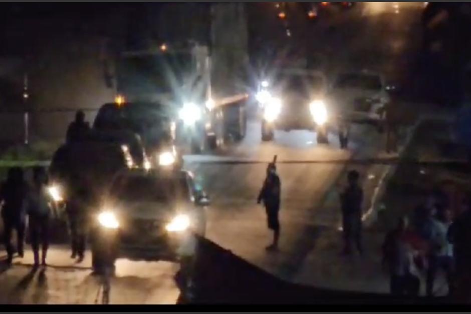 Hombres con armas de grueso calibre disparan en un bloqueo que se encontraba en el departamento de Petén. (Foto: captura de video)