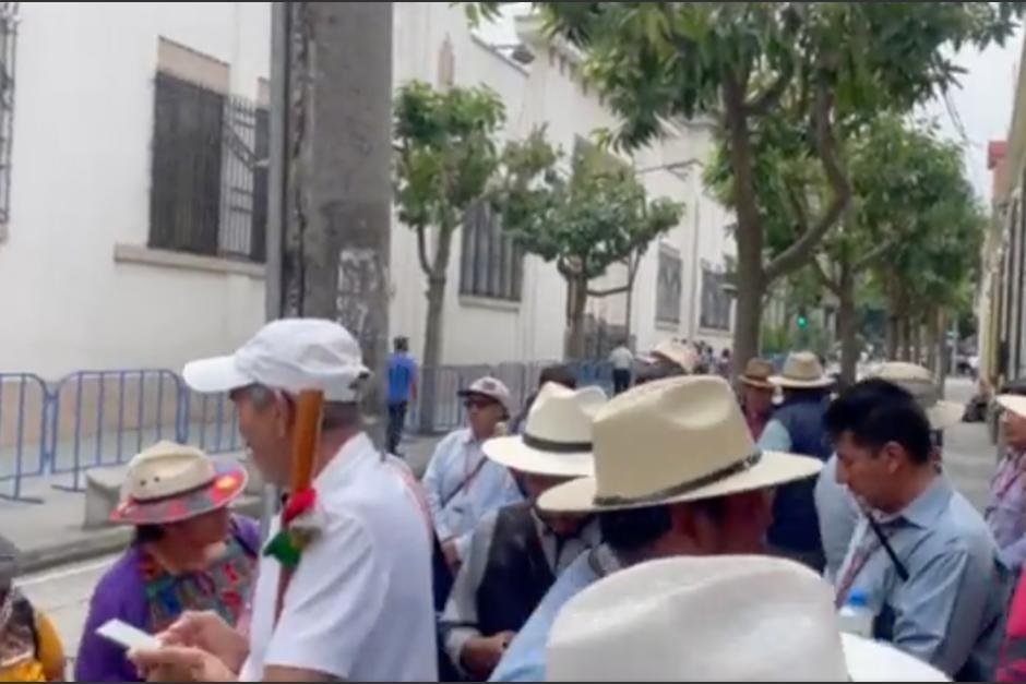 Representantes de los 48 Cantones a la espera de ser atendidos por Alejandro Giammattei. (Foto: captura de video)