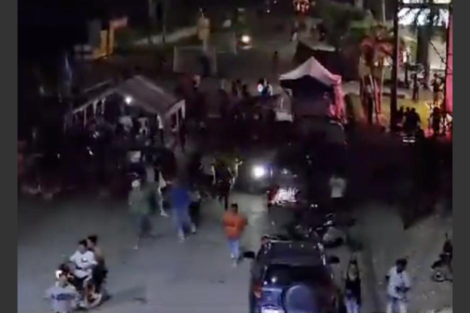 Una manifestación en Petén fue interrumpida por una intensa balacera que dispersó a las personas en el lugar. (Foto: captura de video)