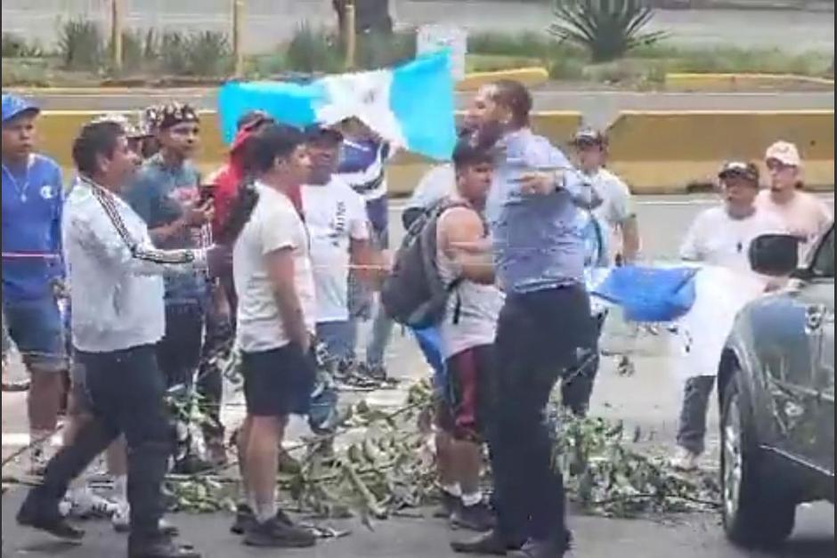 Un conductor perdió los estribos con un grupo de manifestantes que bloqueaba el paso en El Trébol. (Foto: captura de video)
