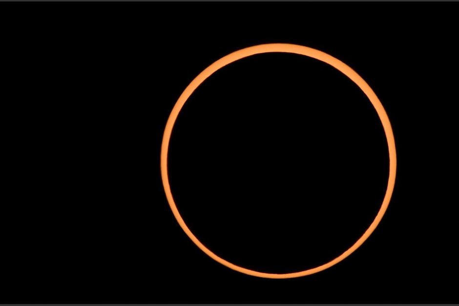 A las 10:37, el eclipse solar anular alcanzó su punto máximo y se formó el "Anillo de Fuego" (Foto: AFP).