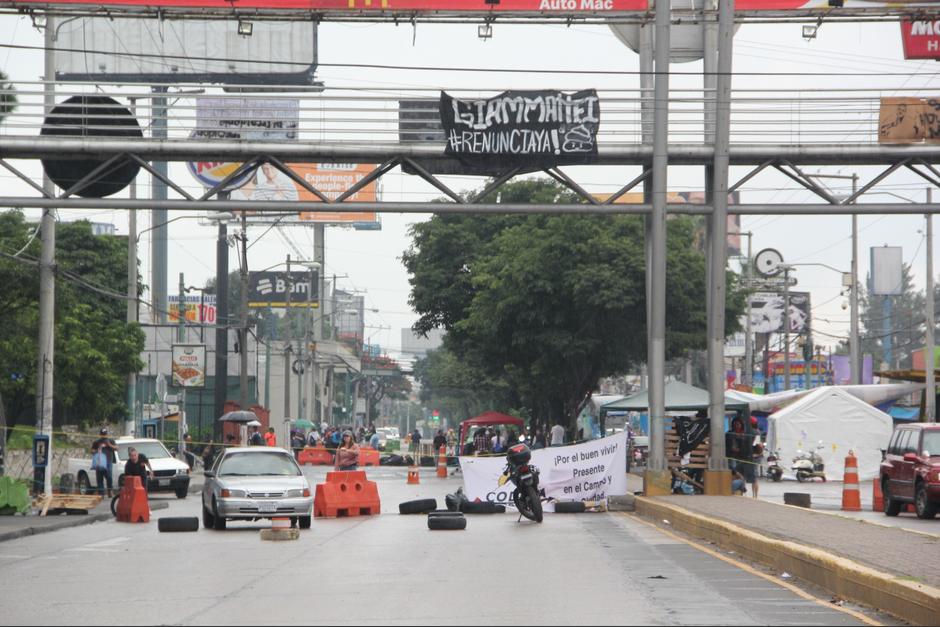 La ruta que se encuentra bloqueada este sábado 14 de octubre en la ciudad de Guatemala. (Foto: Jessica Gramajo/Soy502)