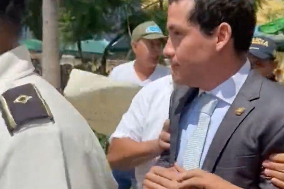 Miguel Martínez, exjefe del Centro de Gobierno, fue protagonista de un incidente en la Antigua Guatemala durante este sábado 14 de octubre. (Foto: captura de pantalla)