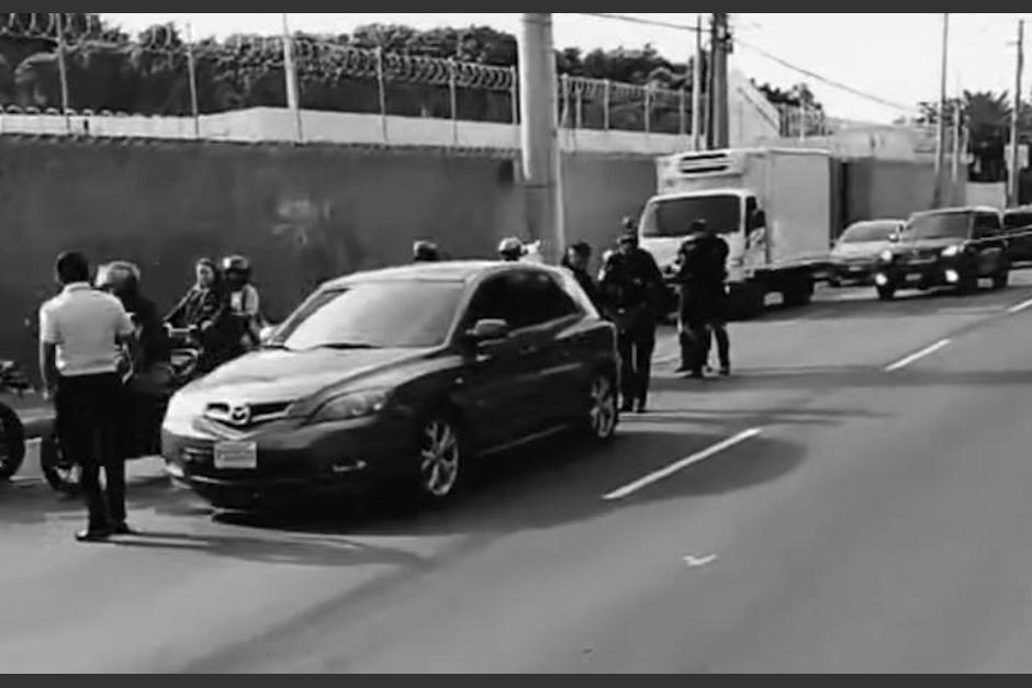 Una balacera se produjo en medio del tránsito y dejó a un hombre fallecido en la calzada Atanasio Tzul, zona 12. (Foto: captura de imagen/Lollan Hegteo)