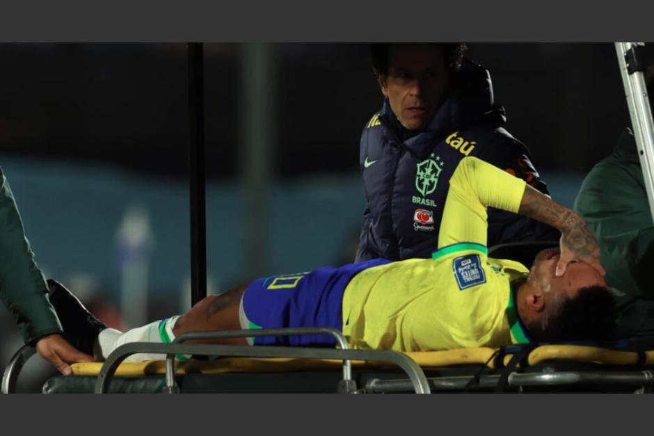 Neymar se retira lesionado del partido que se disputaba entre su selección y la de Uruguay. (Foto: AFP)