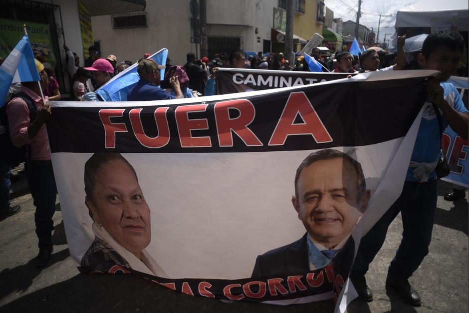 Cientos de guatemaltecos exigen la salida de Consuelo Porras y de Giammattei. (Foto: Wilder López/Soy502)