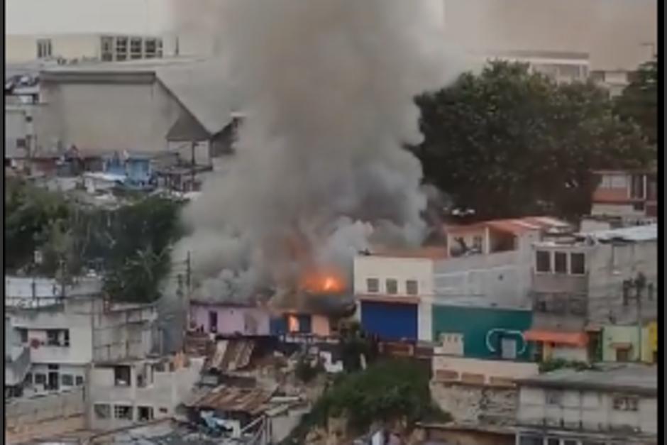El incendio está consumiendo viviendas en la ciudad. (Foto: captura de video)