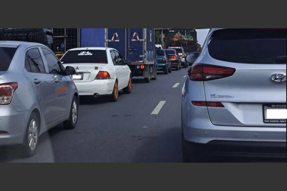 Conductores se han quedado varados por más de 2 horas en el tránsito de Carretera a El Salvador, durante este lunes 23 de octubre. (Foto: X/LuMolinasantis)