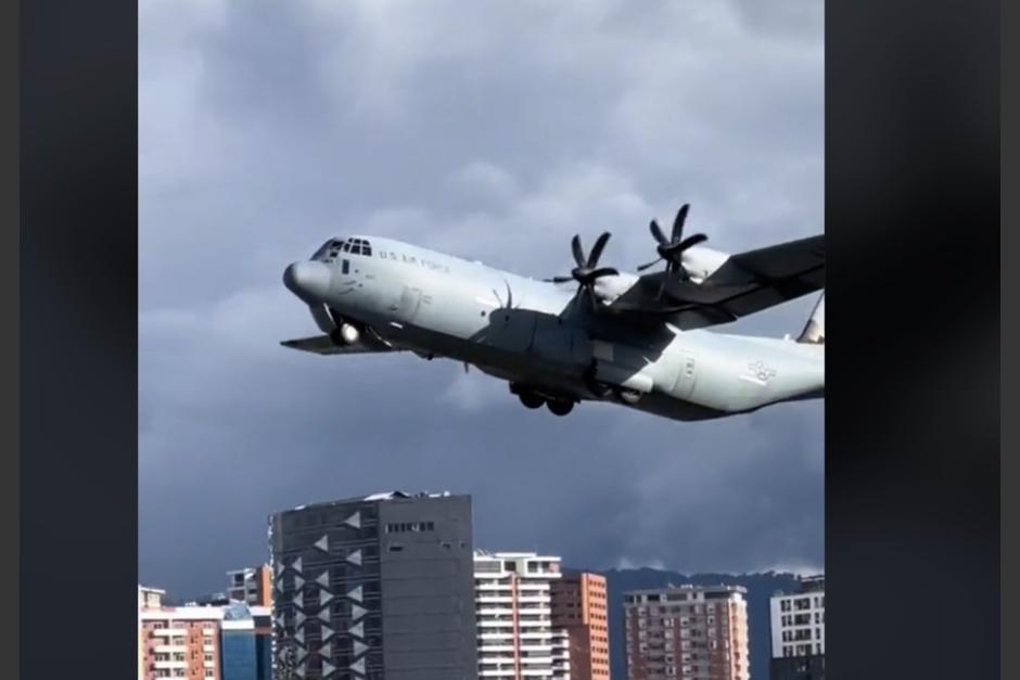 En video quedó registrado el ingreso de un avión C130 de los Estados Unidos a Guatemala. (Foto: captura de pantalla)&nbsp;