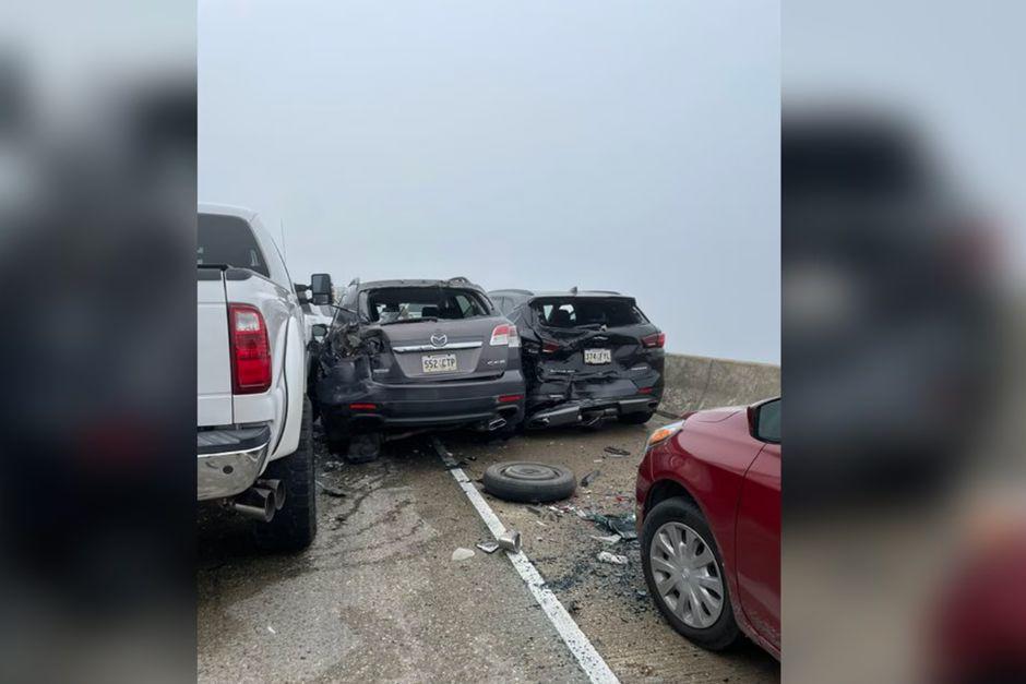 Más de 150 autos protagonizaron un impresionante accidente múltiple provocado por una densa neblina en Estados Unidos. (Foto: CNN)