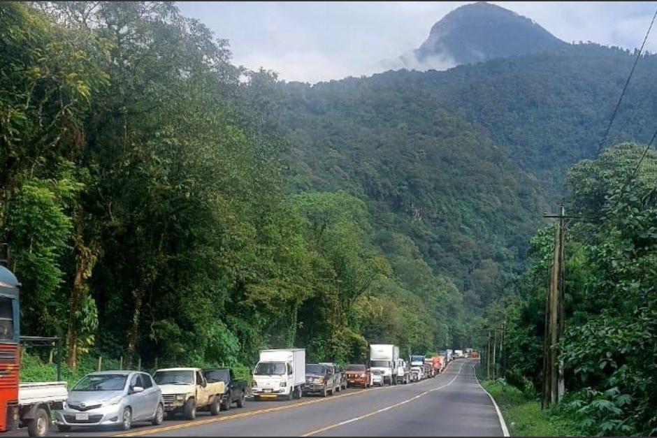 Reportan una fuerte carga vehicular en la carretera de Retalhuleu hacia Quetzaltenango. (Foto: RRSS)