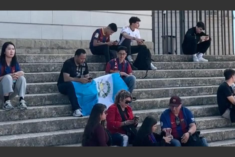 La bandera de Guatemala en Barcelona. (Foto: @SxGarra)