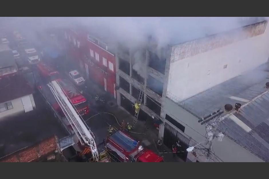 Los Bomberos Voluntarios trabajan para poder ingresar al lugar que se incendia. (Foto: @BVoluntarios)