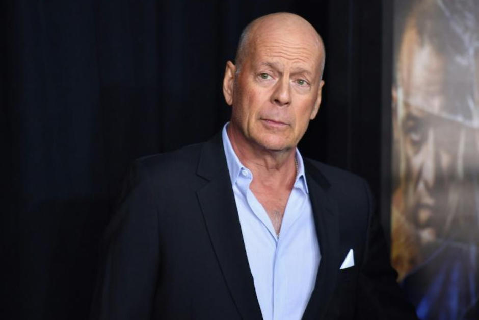 Bruce Willis es visto en un auto luego de ser diagnosticado con afasia y demencia frontotemporal. (Foto: Archivo Soy502)