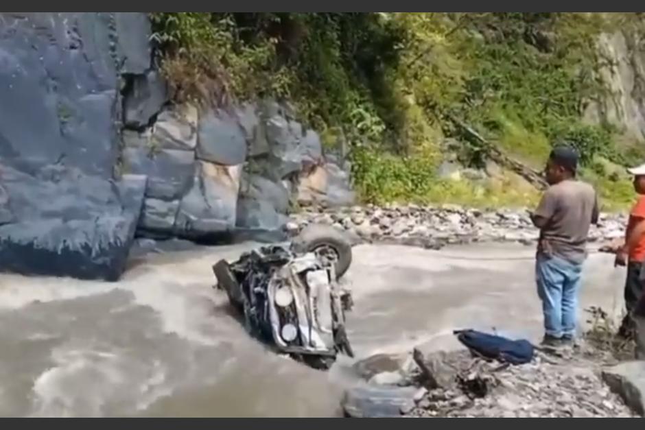 Dos músicos sufrieron un fatal accidente de tránsito tras caer a varios metros a un río en Nebaj, Quiché. (Foto: captura de pantalla)&nbsp;