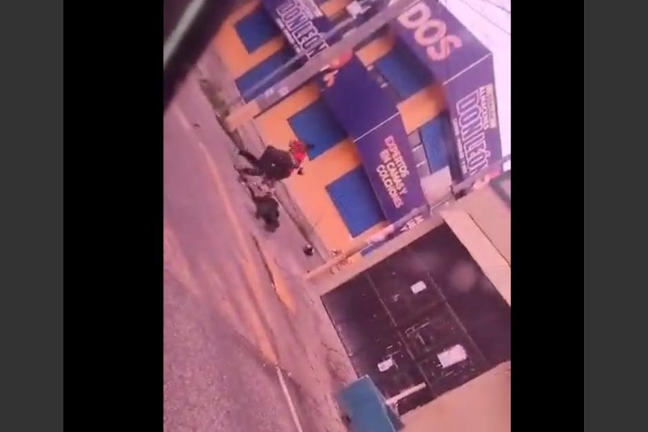 En video quedó captado el momento exacto en el que hombres armados dispararon contra agentes de la PNC. (Foto: captura de pantalla)&nbsp;