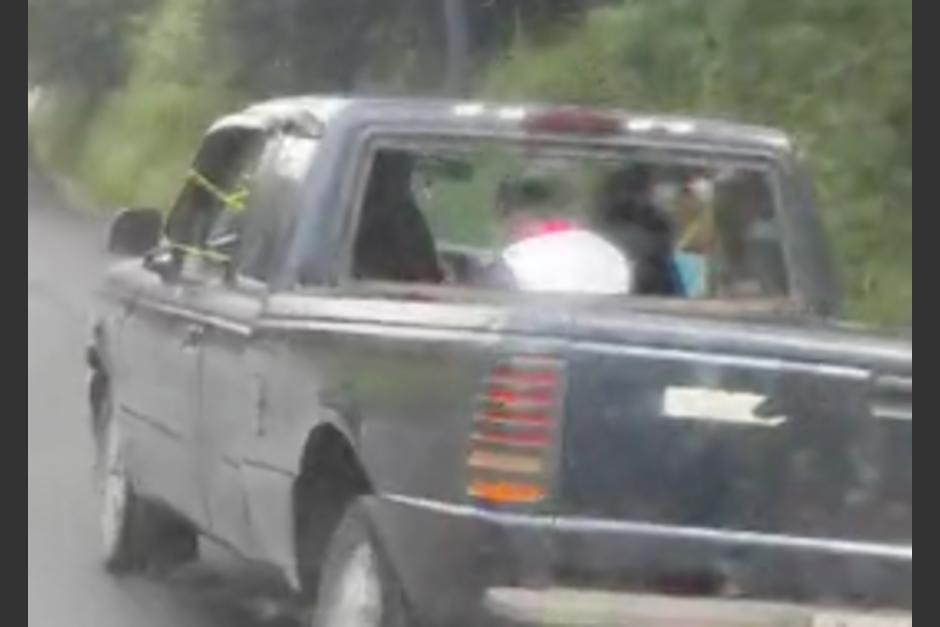 Un conductor y su copiloto se las ingeniaron para activar el limpiabrisas con aparente falla. (Foto: captura de video)