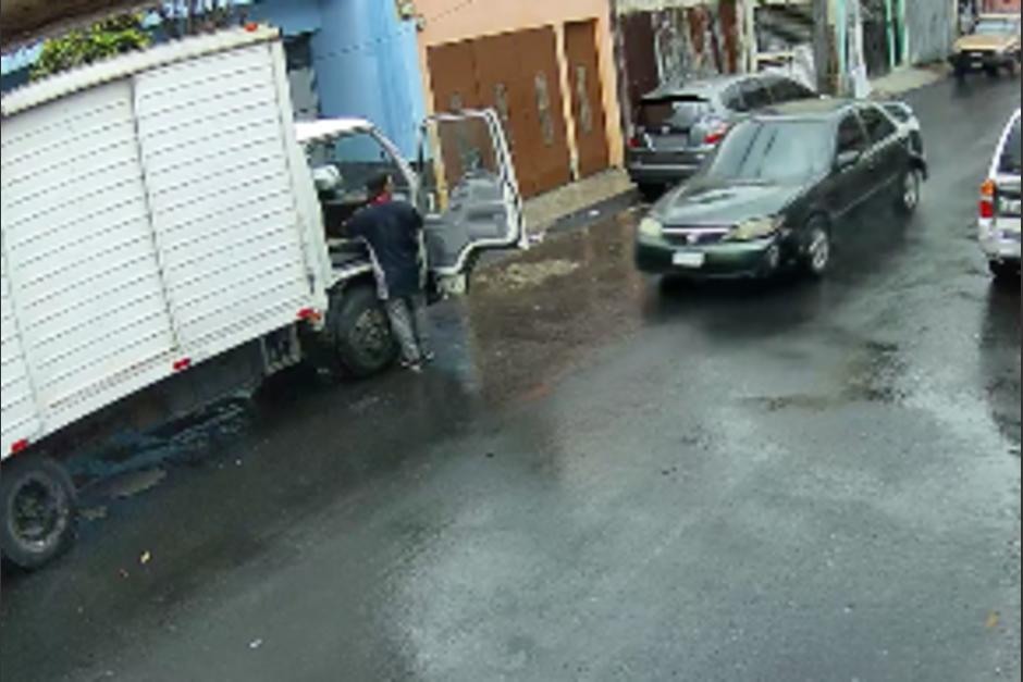 El vehículo pasó impactando la puerta del camión. (Foto: captura de video)