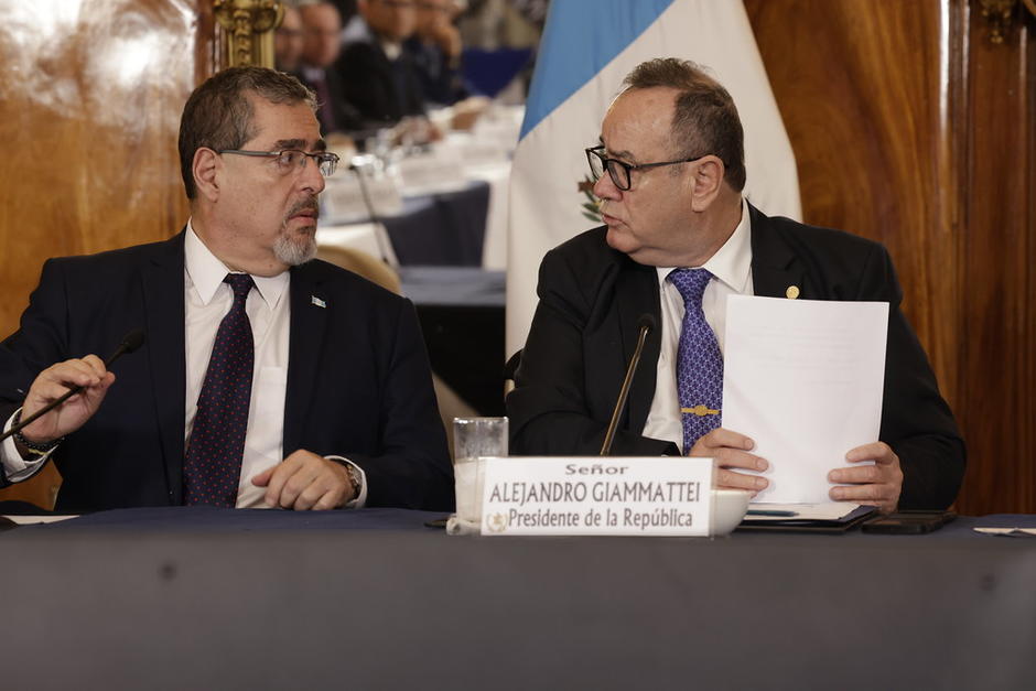 El presidente electo Bernardo Arévalo y el mandatario Alejandro Giammattei durante el proceso de transición. (Foto: Presidencia)