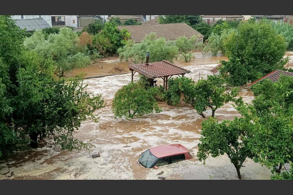 Automóviles son arrastrados por las inundaciones en Grecia. (Foto: AFP)