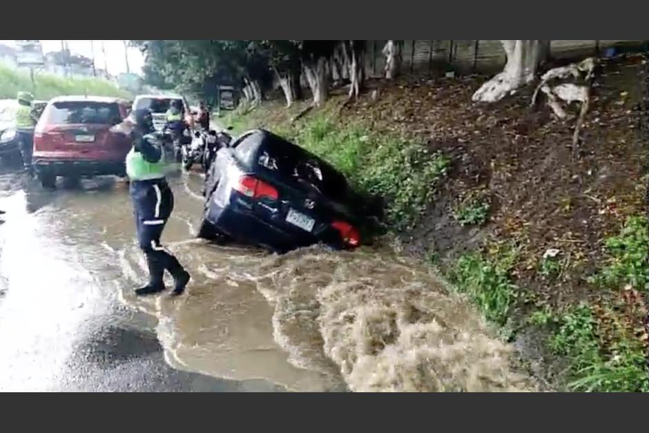 Tras las fuertes lluvias, un vehículo quedó encunetado en una carretera de Villa Nueva. (Foto: captura de video)