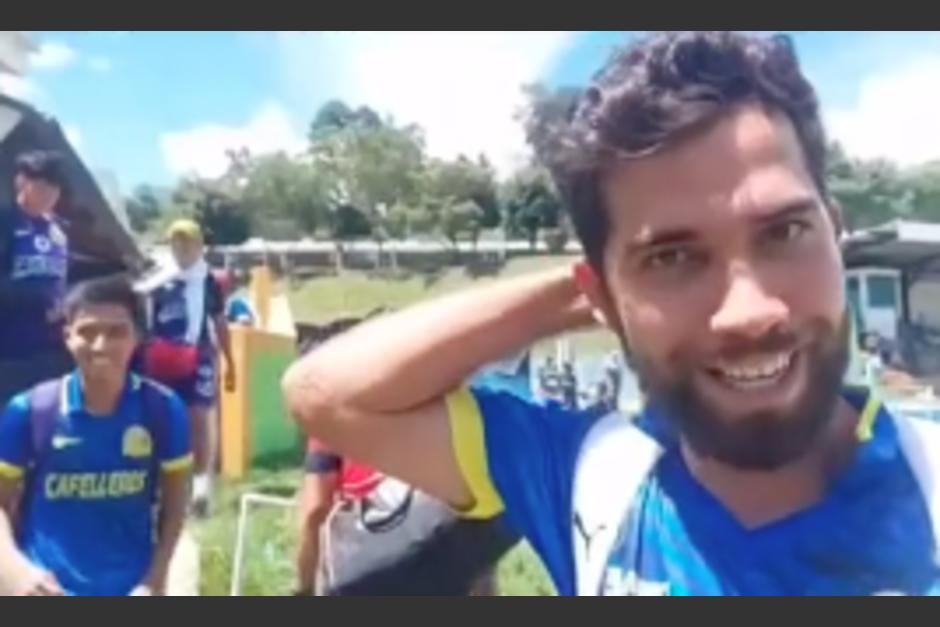 El futbolista guatemalteco se hizo viral por un inusual saludo que envió en plena transmisión. (Foto: captura de video)