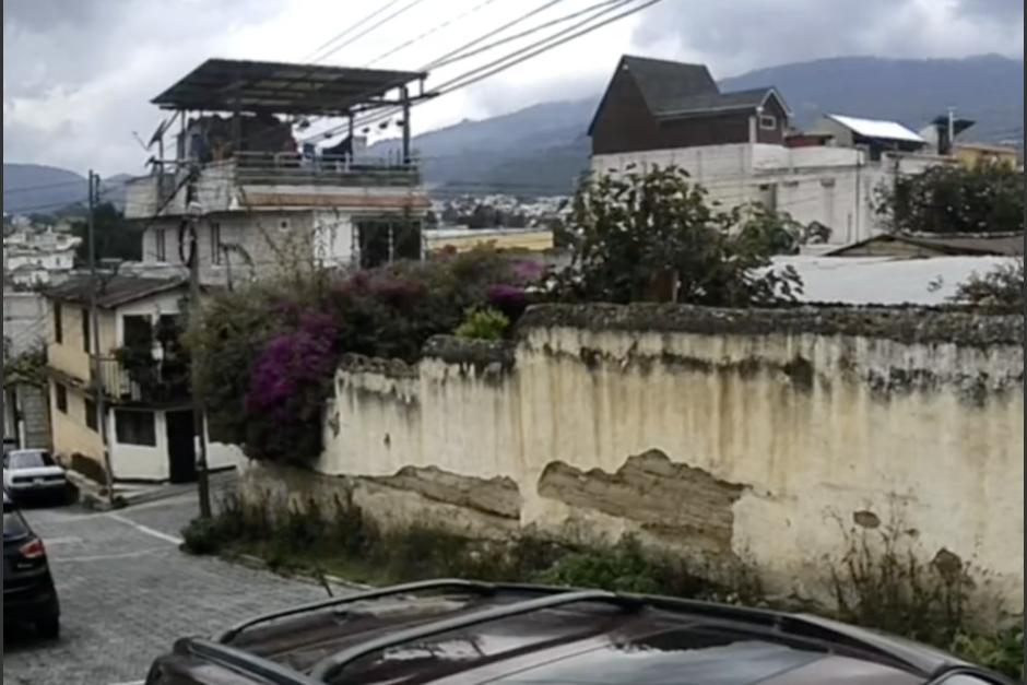 Una cámara de seguridad captó el momento en que perros mordieron a una transeúnte en Quetzaltenango. (Foto: captura de video)