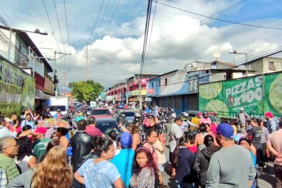 Vecinos de Villa Hermosa San Miguel Petapa protestan por la falta de apoyo tras el colapso de sus viviendas, tras la crecida de un río. (Foto: redes sociales)