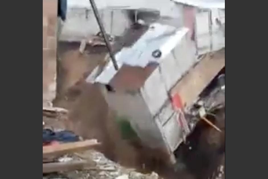 Una vivienda se desplomó en Villa Hermosa, tras las fuertes lluvias de los últimos días. (Foto: captura de video)