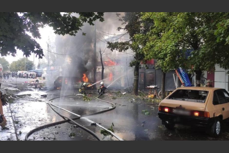 Bomberos tratan de apagar un incendio desatado en un edificio tras ataque ruso en Ucrania. (Foto:&nbsp;Ministerio del Interior ucraniano/AFP)