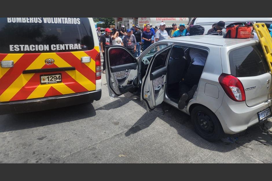 Dos mujeres que viajaban en un vehículo fueron atacadas a balazos en la zona 9 de la Ciudad de Guatemala. (Foto: Bomberos Voluntarios)