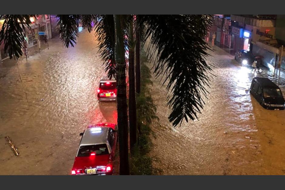 Calles inundadas en Hong Kong por las lluvias de intensidad récord. (Foto: AFP)