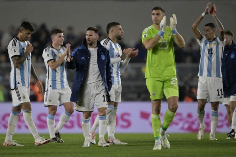 Dibú Martínez tuvo un noble gesto con un obsequio que un niño le dio a Messi. (Foto: AFP)